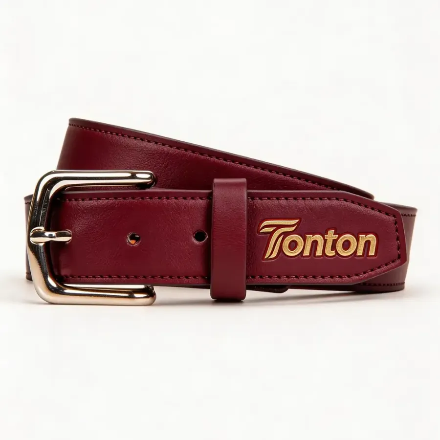 TONTON eleganter Baseball-Gürtel in burgunderrot mit Goldprägung – individuelle Teamwear für höchste Leistung
